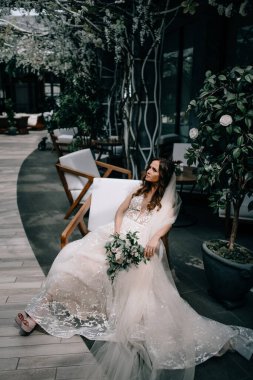 Güzel iç güzellikteki muhteşem elbiseli genç gelin.