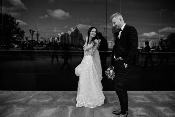 Novia Feliz Novio Posando Ciudad Foto Blanco Negro — Foto de Stock