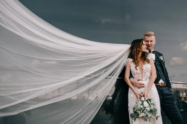  Mutlu gelin ve damat şehirde poz veriyor.