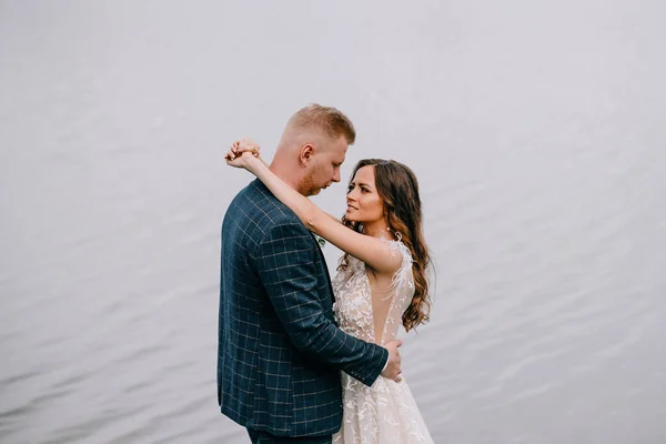 Retrato Pareja Hermosa Boda Cerca Del Lago —  Fotos de Stock