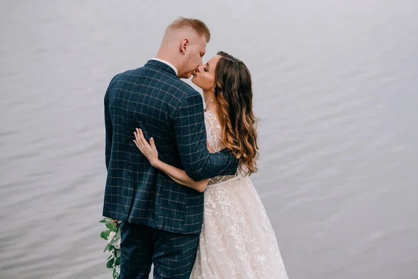 Retrato Pareja Hermosa Boda Cerca Del Lago —  Fotos de Stock