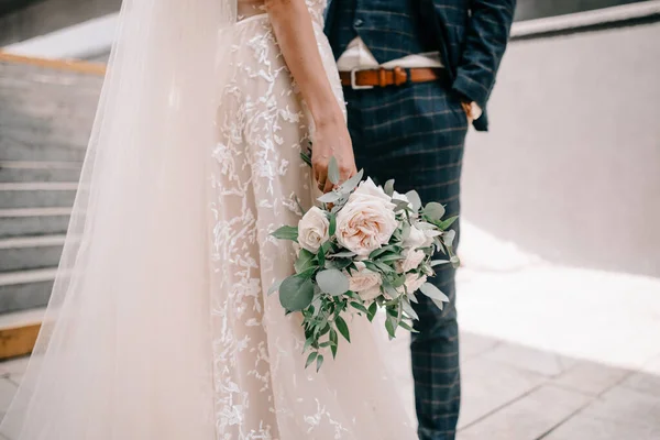 Novia Feliz Novio Posando Ciudad —  Fotos de Stock