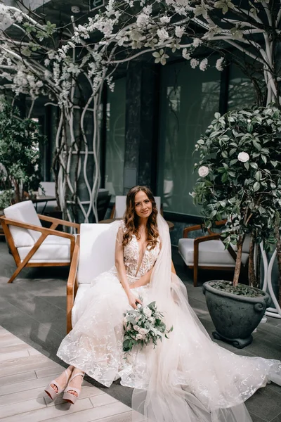 Güzel iç güzellikteki muhteşem elbiseli genç gelin.