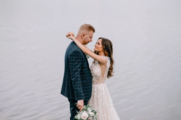 湖の近くの豪華な結婚式のカップルの肖像 — ストック写真