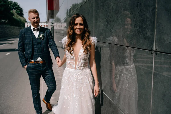 Novia Feliz Novio Posando Ciudad — Foto de Stock