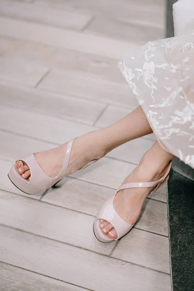 エレガントな靴とインテリアの白いドレスの女性 — ストック写真