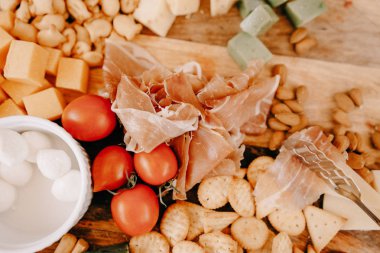 Resepsiyon büfedeki. Bardak şarap ve şampanya. Kanepeler ahşap tahta üzerinde ürün yelpazesine. Ziyafet Servisi. Gıda catering, peynir, jamon, prosciutto ve meyve ile aperatifler