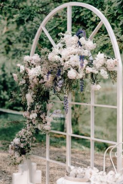 Düğün için. Düğün töreni. Kemer. Düğün töreninde, ormanda duran pembe ve beyaz çiçeklerle süslenmiş kemer. 