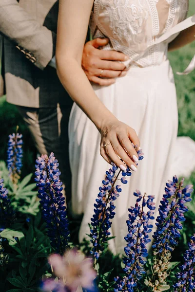 Söta Nygifta Kramar Och Ler Grön Park Porträtt Bruden Och — Stockfoto