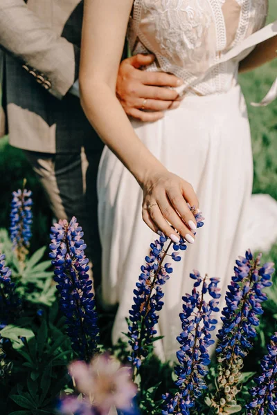 Süße Frischvermählte Die Sich Einem Grünen Park Umarmen Und Lächeln — Stockfoto