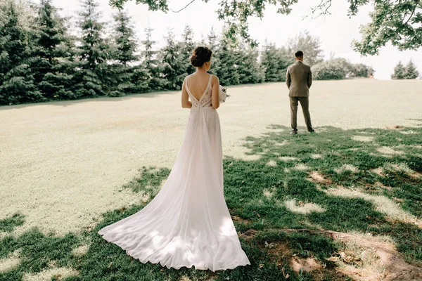 First Meeting Bride Goes Back Groom Surprise Groom Waiting His — Stock Photo, Image