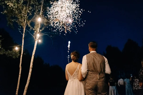 Casamento Casal Estão Olhando Para Fogo Artifício — Fotografia de Stock