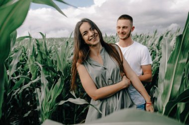 Birbirine aşık bir çift üzüm bağında yürürken birlikte gülüyor ve beyaz şarap içiyor. Şarap çiftliğinde dolaşan mutlu bir çift..