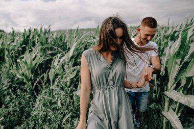 Birbirine aşık bir çift üzüm bağında yürürken birlikte gülüyor ve beyaz şarap içiyor. Şarap çiftliğinde dolaşan mutlu bir çift..