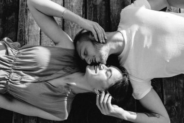 Yaz günbatımı gölde rıhtımda oturan sevgi dolu çift