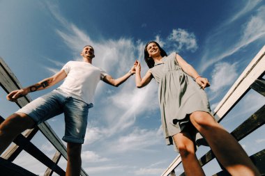 Yaz günbatımı gölde rıhtımda oturan sevgi dolu çift