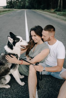 Parkta köpekli mutlu yaşlı çiftin portresi.