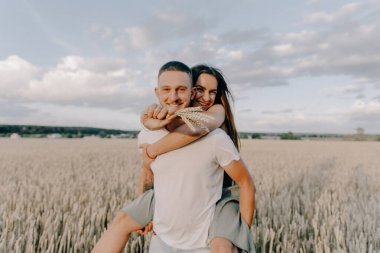 alanında yaz aylarında poz genç şık moda çiftin aşkı outdoor.stunning şehvetli açık portrede genç çift