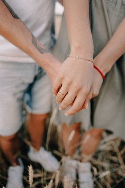 alanında yaz aylarında poz genç şık moda çiftin aşkı outdoor.stunning şehvetli açık portrede genç çift