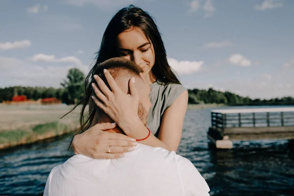 Pareja Amorosa Sentada Muelle Lago Atardecer Verano —  Fotos de Stock