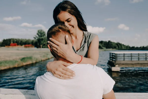 Casal Amoroso Sentado Cais Lago Pôr Sol Verão — Fotografia de Stock