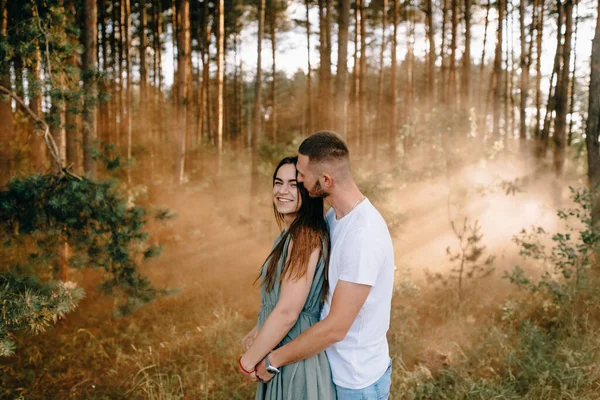 Beau Couple Tient Sur Fond Forêt Automne Dans Fumée Couleur — Photo