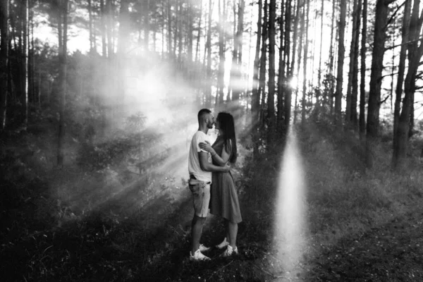 Beau Couple Tient Sur Fond Forêt Automne Dans Fumée Couleur — Photo