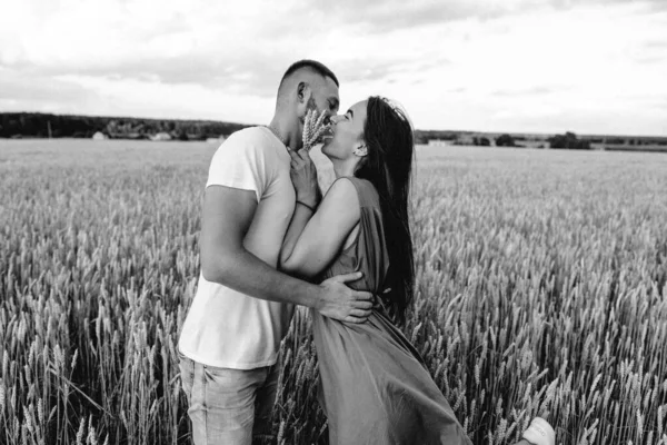 Jovem Casal Apaixonado Livre Impressionante Retrato Livre Sensual Jovem Casal — Fotografia de Stock