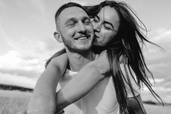 Jonge Paar Liefde Outdoor Stunning Sensuele Outdoor Portret Van Jonge — Stockfoto