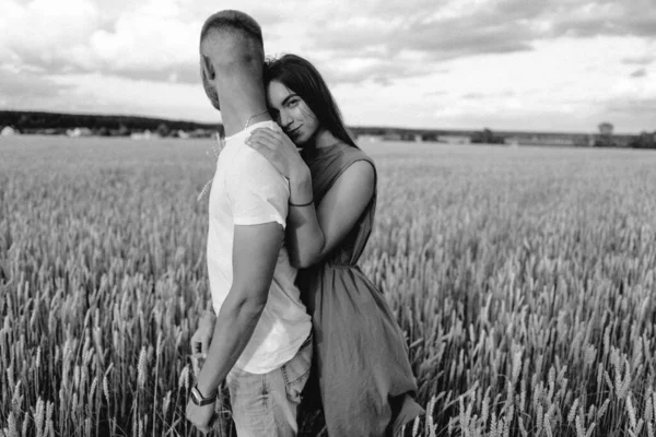 Jovem Casal Apaixonado Livre Impressionante Retrato Livre Sensual Jovem Casal — Fotografia de Stock