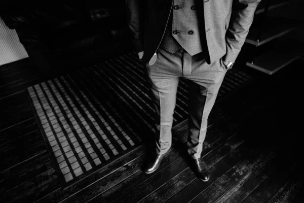 İnsanlar, iş, moda ve giysi konsepti - gömlekli adama yakın giyinmek ve evde kravat ayarlamak