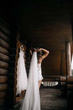 Gelinin sabahı. Gelin sabah balkonda.