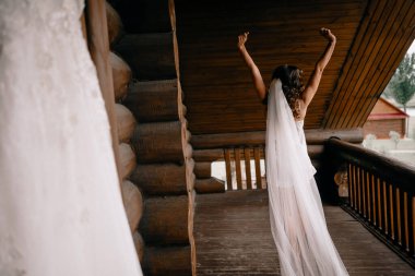 Gelinin sabahı. Gelin sabah balkonda.