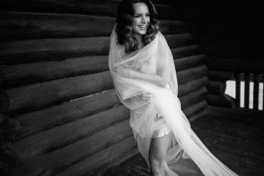 Gelinin sabahı. Gelin sabah balkonda.