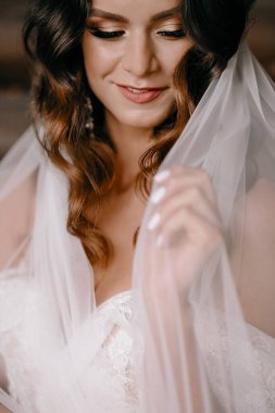 Gelinin sabahı. Gelin sabah balkonda.