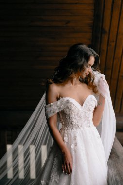 Gelinin sabahı. Gelin sabah balkonda.