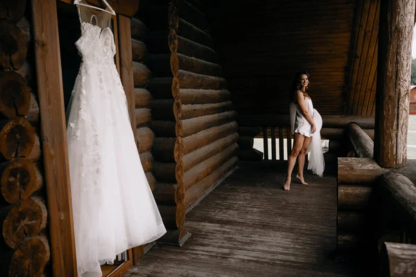 Kompozycja Suknia Ślubna Drewnianej Ścianie — Zdjęcie stockowe