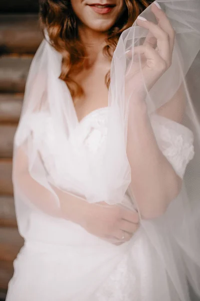 Bruid Een Witte Jurk Met Zachte Sproeten Handen Vrouwelijke Handen — Stockfoto
