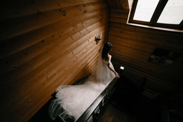 Όμορφη Νύφη Ένα Λευκό Φόρεμα Μακρύ Τρένο Ανεβαίνει Τις Σκάλες — Φωτογραφία Αρχείου