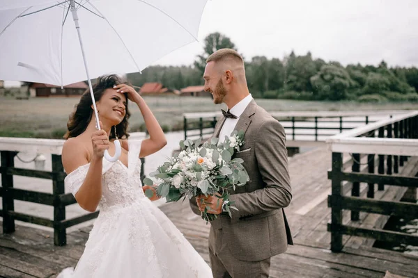 Los Novios Están Abrazo Muelle — Foto de Stock