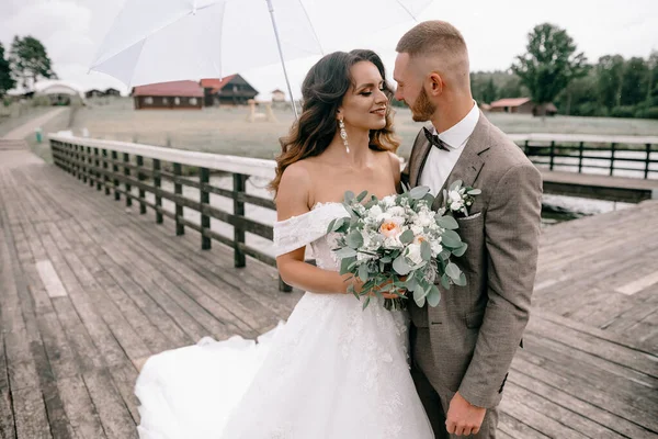 Los Novios Están Abrazo Muelle — Foto de Stock