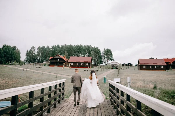 Newlyweds Walking Park Bride Holding Wedding Bouquet Her Hands Standing — Stock Photo, Image