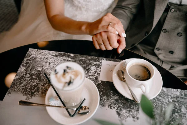 Pár Szerelmes Kéz Kézben Kávéval Fehér Asztalon Fénykép Felülről Készült — Stock Fotó