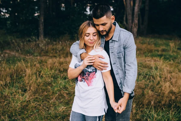 Casal Romântico Caminhando Floresta Barefoor — Fotografia de Stock