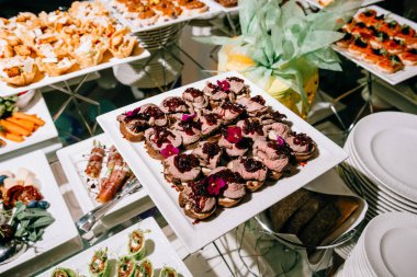 Güzel yemek Ziyafet tablo farklı yemek aperatifler ile dekore edilmiş