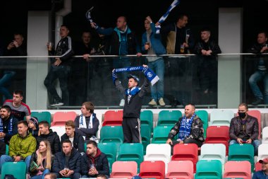 MINSK, BELARUS - 24 Mayıs 2020 Belarus Kupası Finali 'nde FC Dynamo Brest hayranı. Dinamo Stadyumu 'nda (Minsk) FC BATE Borisov - FC Dinamo Brest maçı)