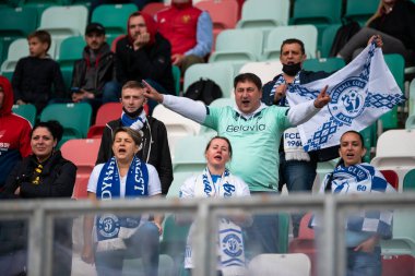 MINSK, BELARUS - 24 Mayıs 2020 Belarus Kupası Finali 'nde FC Dynamo Brest hayranı. Dinamo Stadyumu 'nda (Minsk) FC BATE Borisov - FC Dinamo Brest maçı)