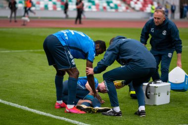 MINSK, BELARUS - 24 Mayıs 2020: FC Dinamo Brest oyuncusu Artem Milewski, Belarus Kupası Finali 'nde yaralandı. Dinamo Stadyumu 'nda (Minsk) FC BATE Borisov - FC Dinamo Brest maçı) 