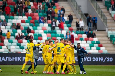 MINSK, BELARUS - 24 Mayıs 2020: FC BATE Borisov oyuncuları Beyaz Rusya Kupası Finali 'nde gol atarken kucaklaşıyorlar. Dinamo Stadyumu 'nda (Minsk) FC BATE Borisov - FC Dinamo Brest maçı)