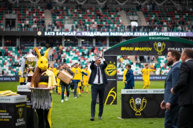 MINSK, BELARUS - 24 Mayıs 2020: FC BATE Borisov oyuncuları Belarus Kupası Finali 'nin ardından düzenlenen ödül töreninde resmedildi. Dinamo Stadyumu 'nda (Minsk) FC BATE Borisov - FC Dinamo Brest maçı)